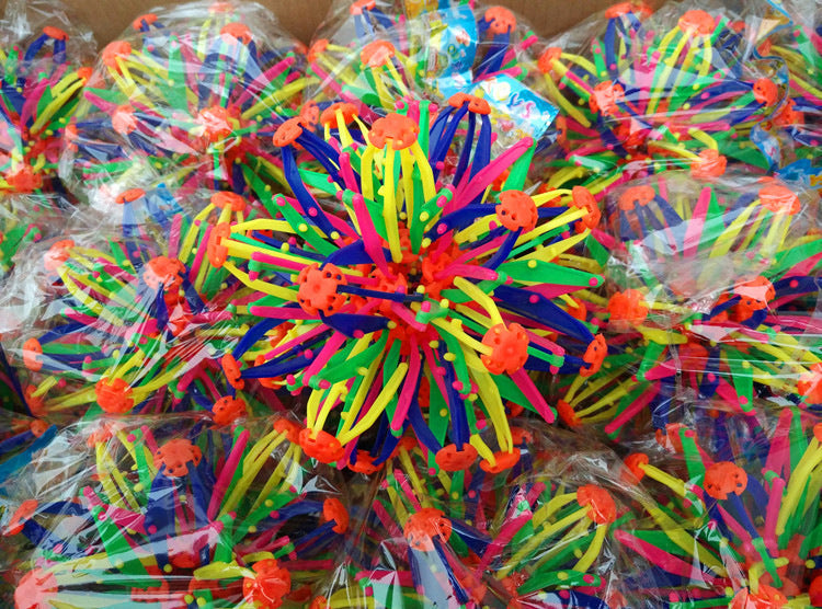 Children's Toys Catch And Kick The Blossoming Ball Magic Telescopic Ball Becomes Bigger - Cindi Book